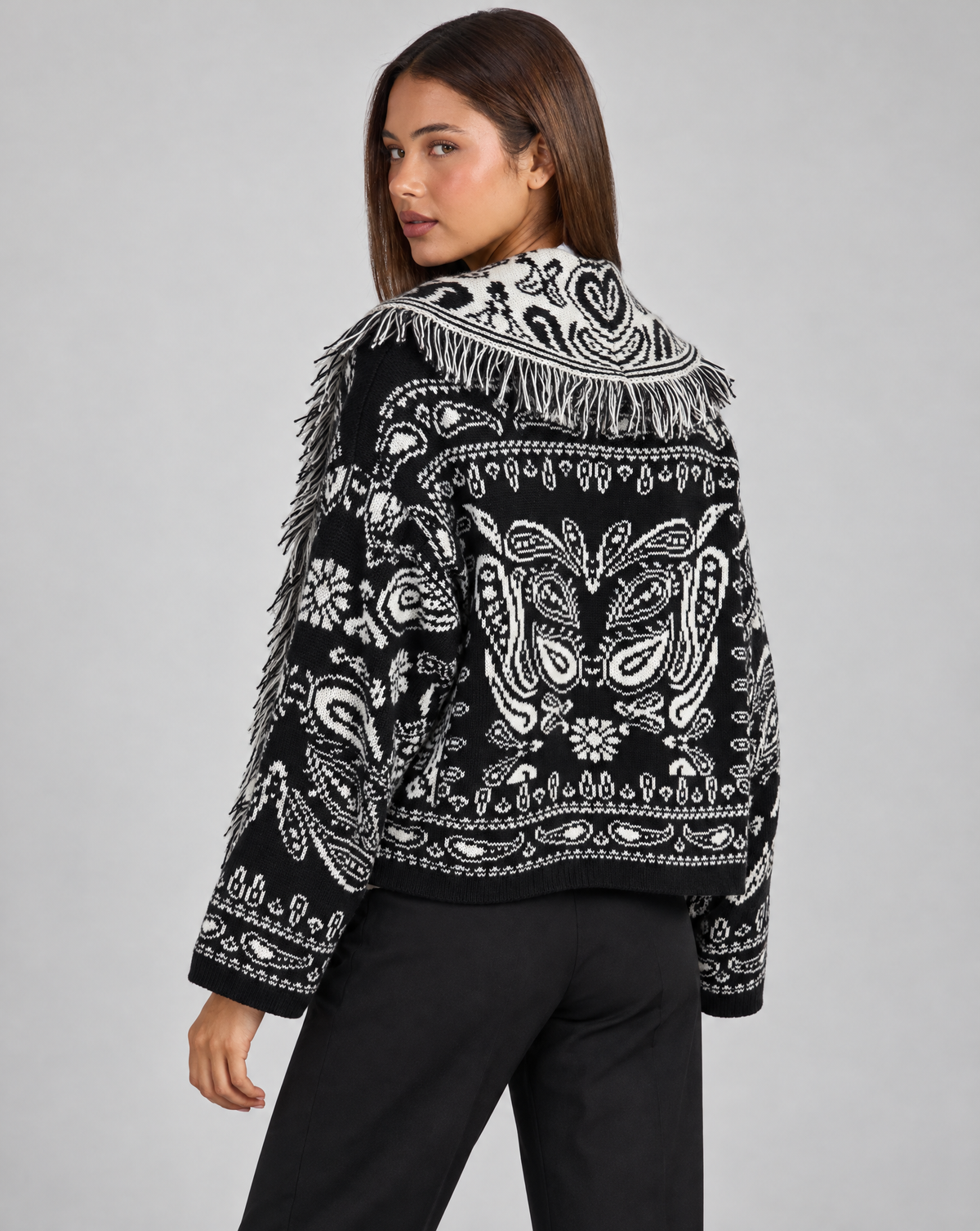 Cardigan donna nero e bianco paisley con frange indossato da Polly 4 — retro e dettaglio del collo