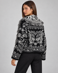 Cardigan donna nero e bianco paisley con frange indossato da Polly 4 — retro e dettaglio del collo