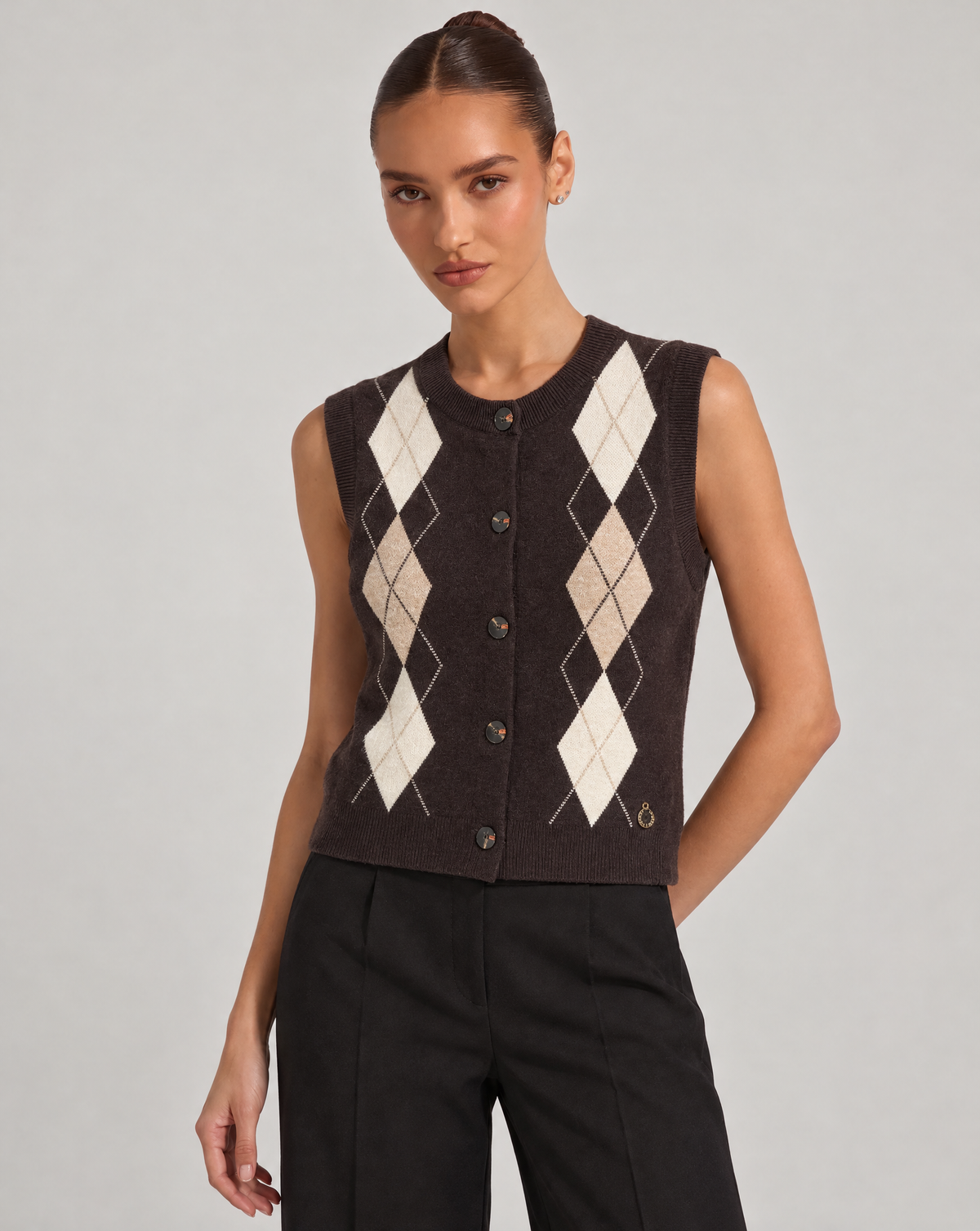 Cardigan donna senza maniche marrone a rombi con bottoni, Polly 6, foto 2