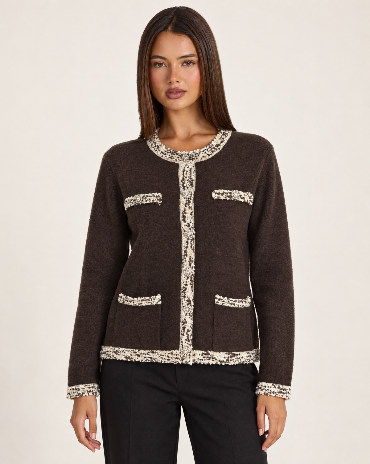 Cardigan donna marrone con bordi a contrasto e bottoni gioiello, vista frontale su Polly 4