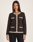 Cardigan donna marrone con bordi a contrasto e bottoni gioiello, vista frontale su Polly 4