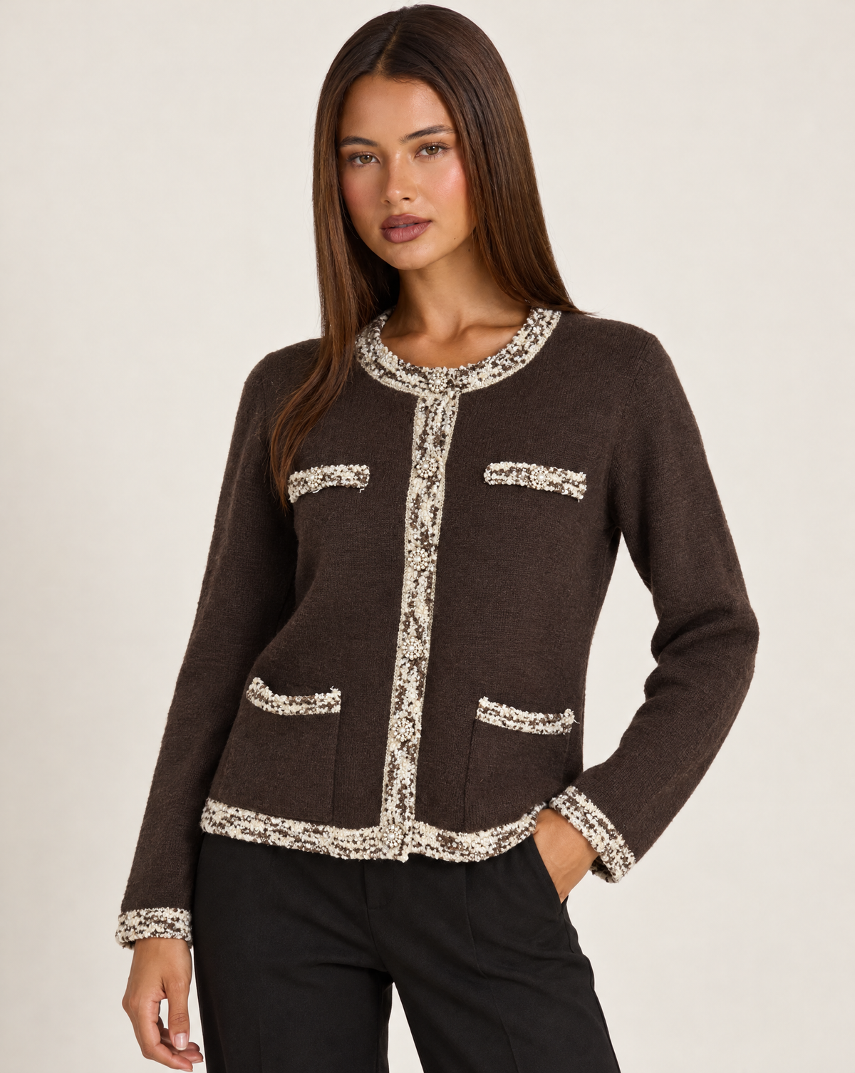 Cardigan donna marrone con bordi a contrasto e bottoni gioiello, vista tre quarti su Polly 4