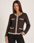Cardigan donna marrone con bordi a contrasto e bottoni gioiello, vista tre quarti su Polly 4