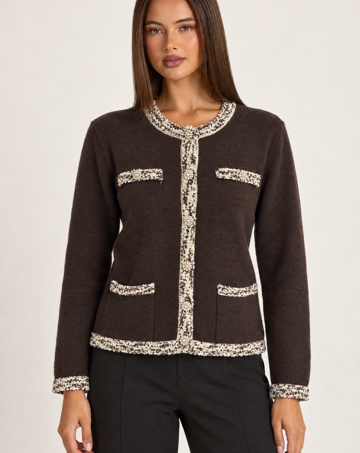 Cardigan donna marrone con bordi a contrasto e bottoni gioiello, dettaglio parte superiore su Polly 4