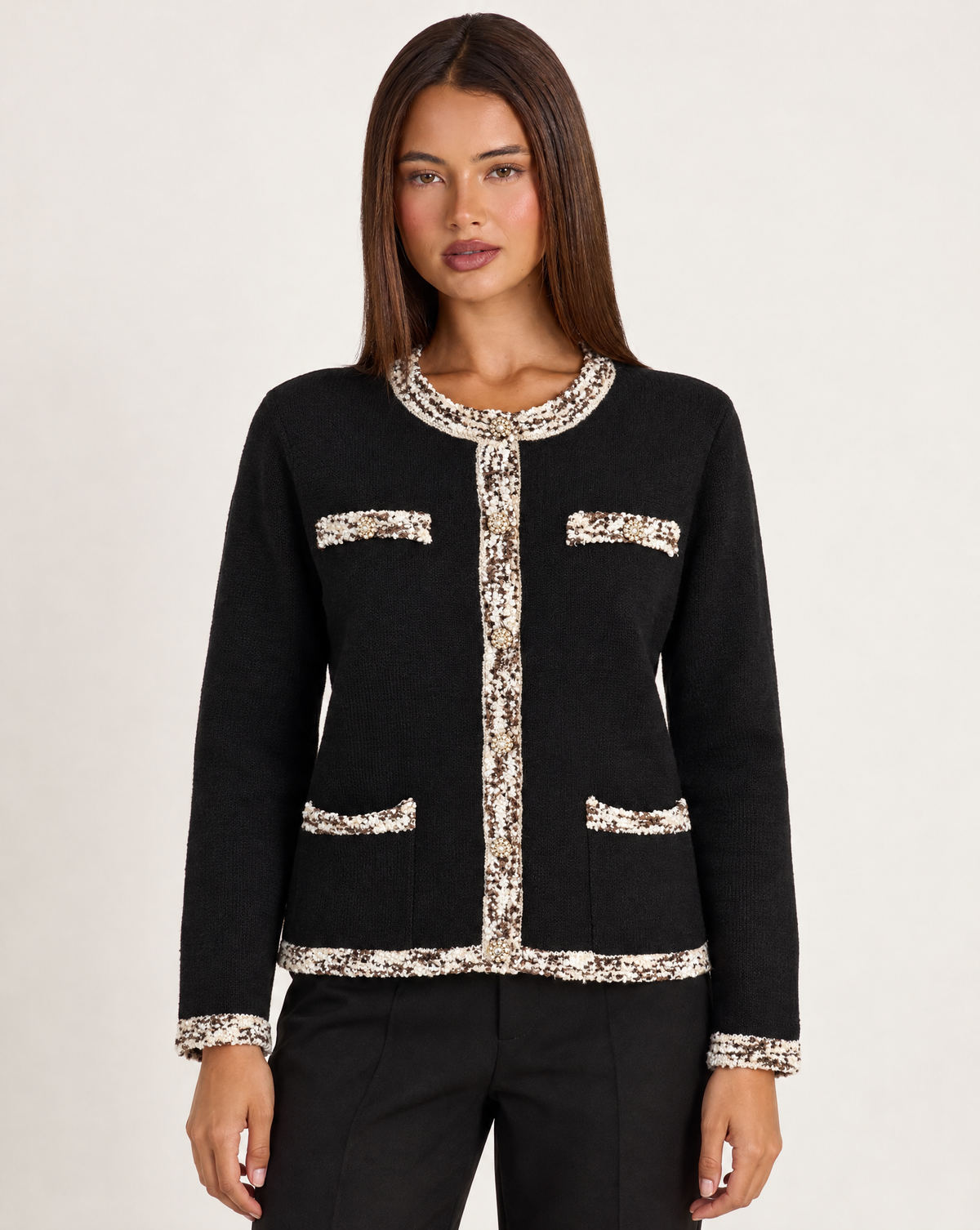 Cardigan donna nero con bordi a contrasto e bottoni gioiello, vista frontale su Polly 4