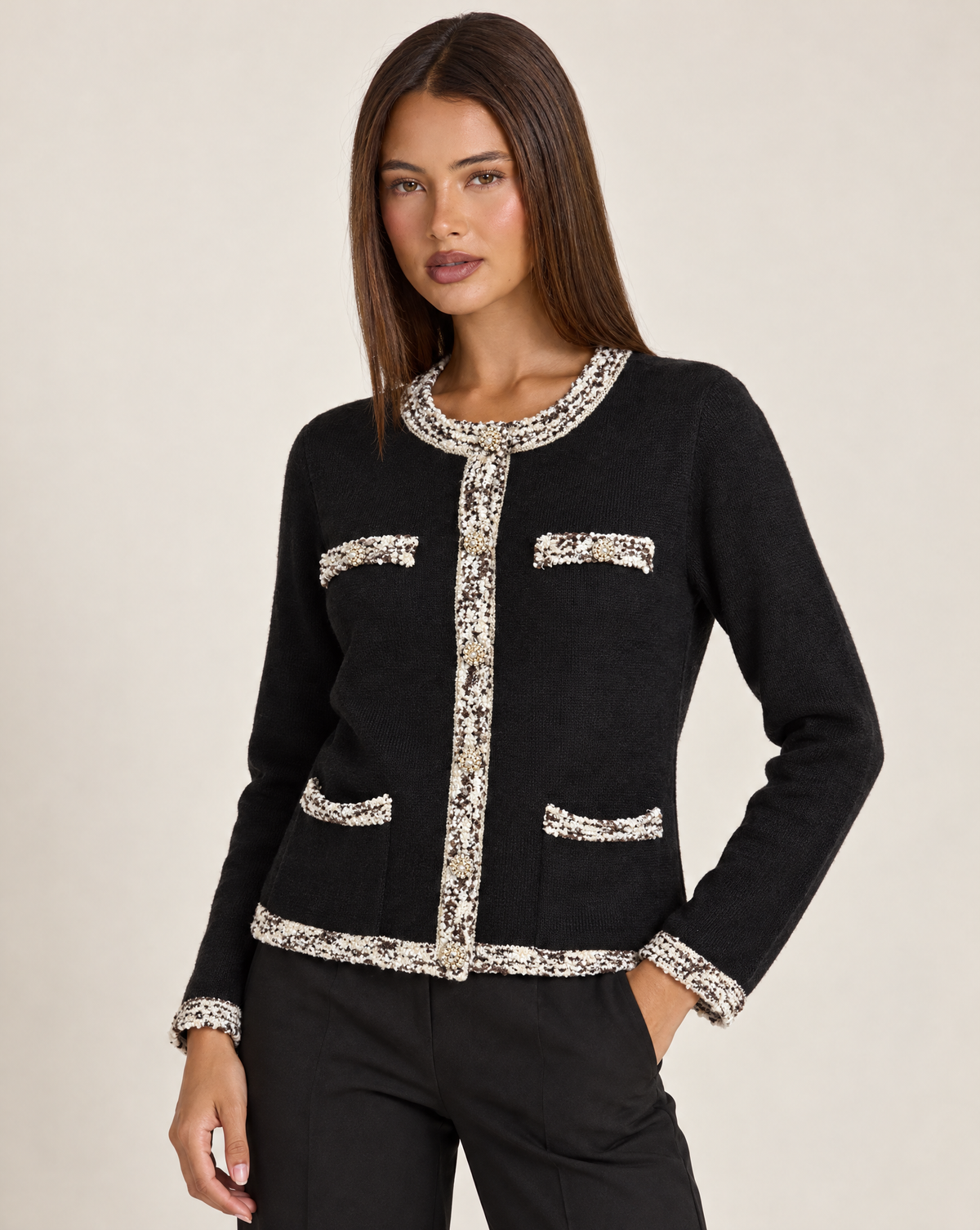 Cardigan donna nero con bordi a contrasto e bottoni gioiello, vista tre quarti su Polly 4