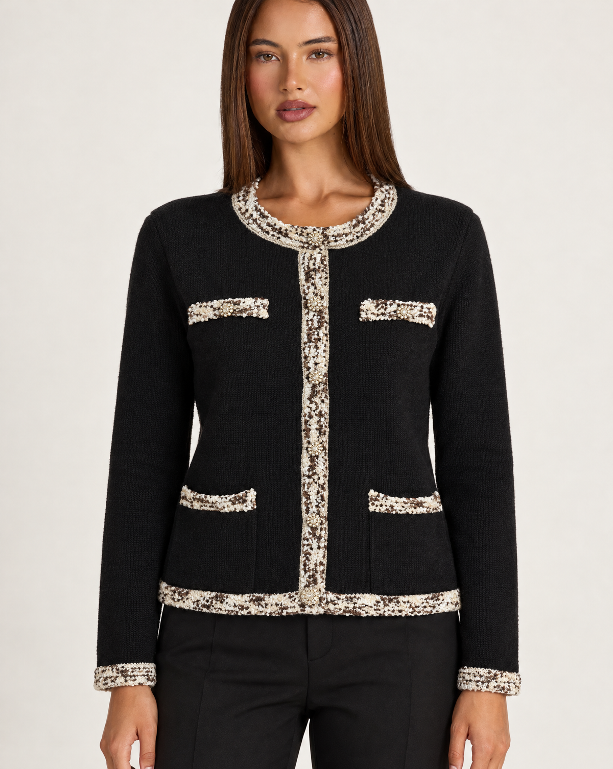 Cardigan donna nero con bordi a contrasto e bottoni gioiello, dettaglio parte superiore su Polly 4