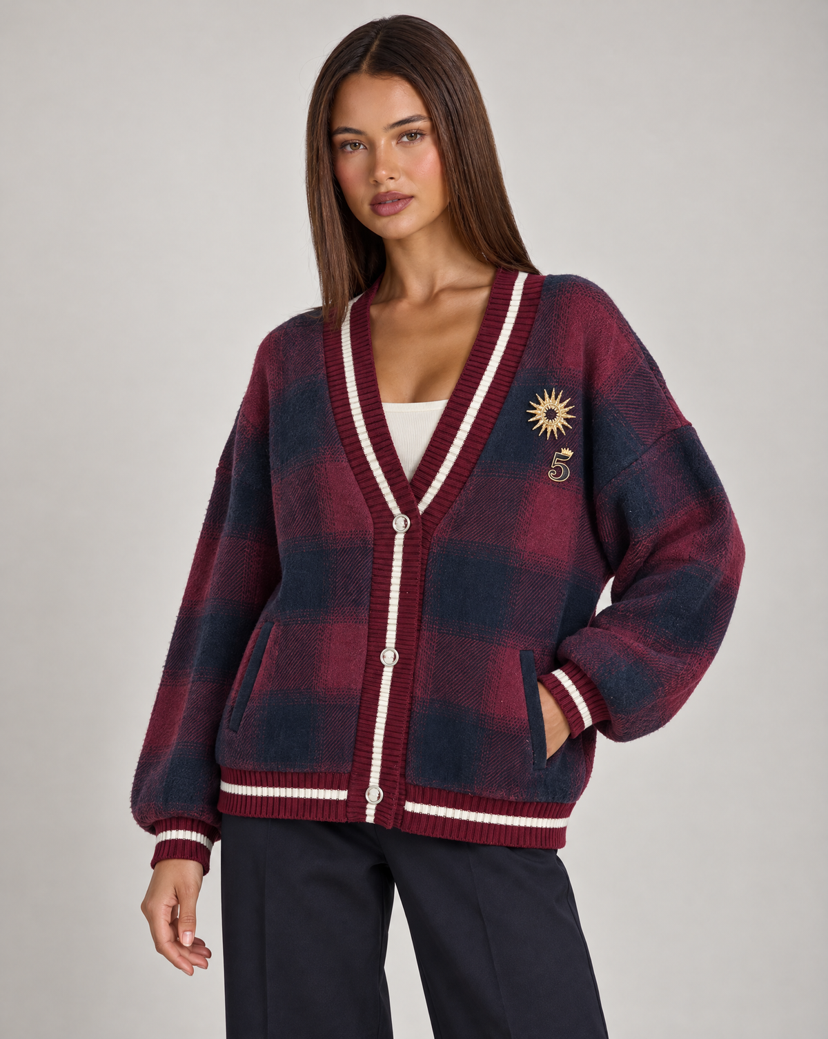 Cardigan giacca donna a quadri bordeaux indossato da Polly 4 - foto 2