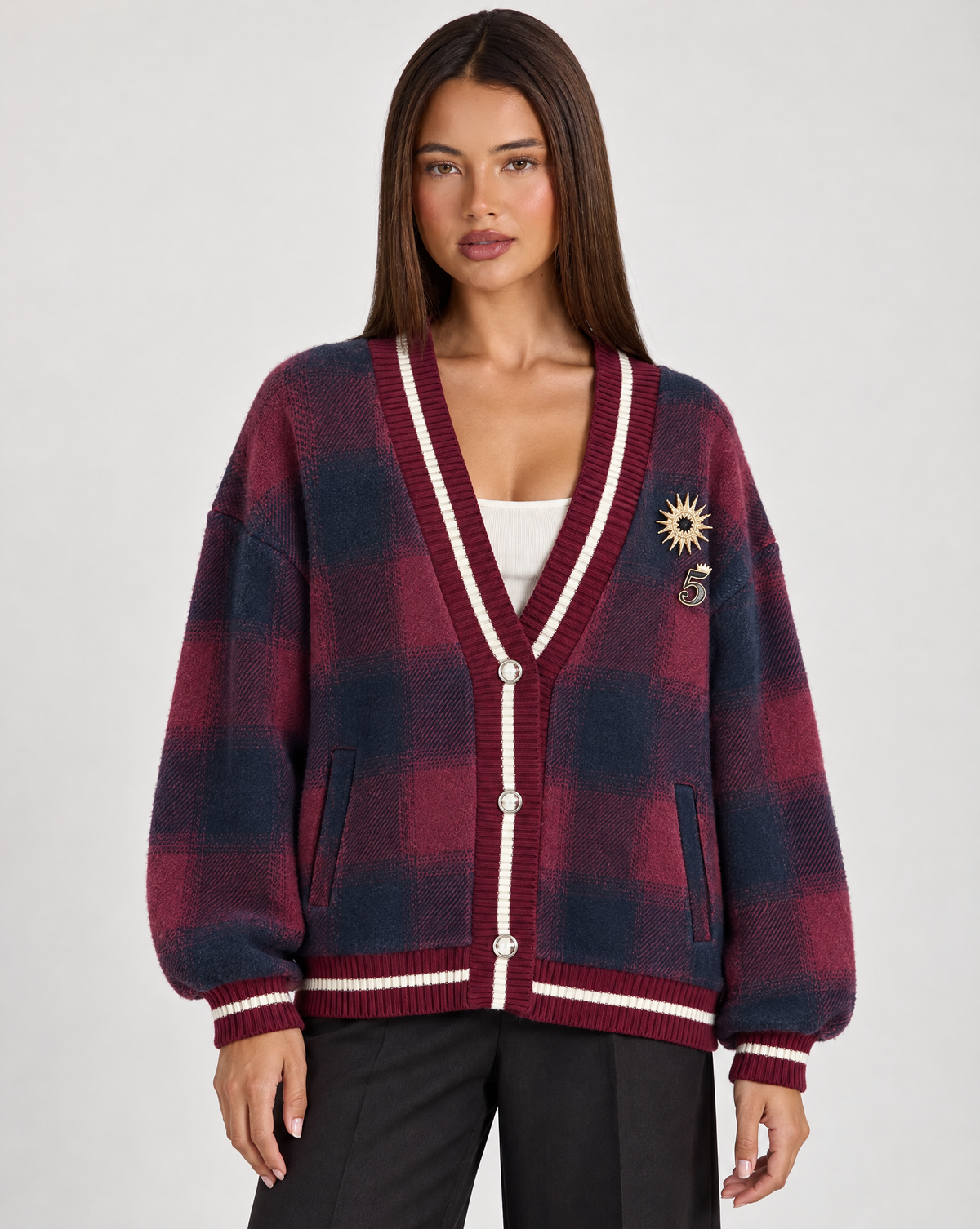 Cardigan giacca donna a quadri bordeaux indossato da Polly 4 - foto 3