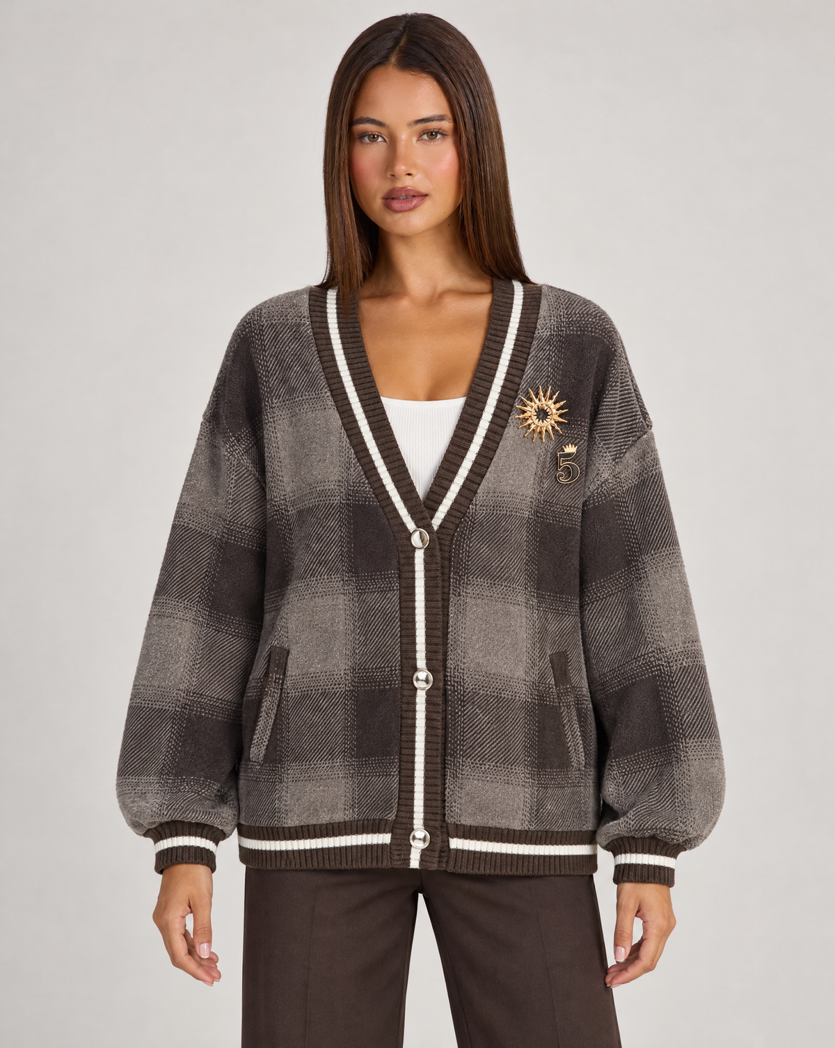Cardigan giacca donna a quadri marrone indossato da Polly 4 - foto 1