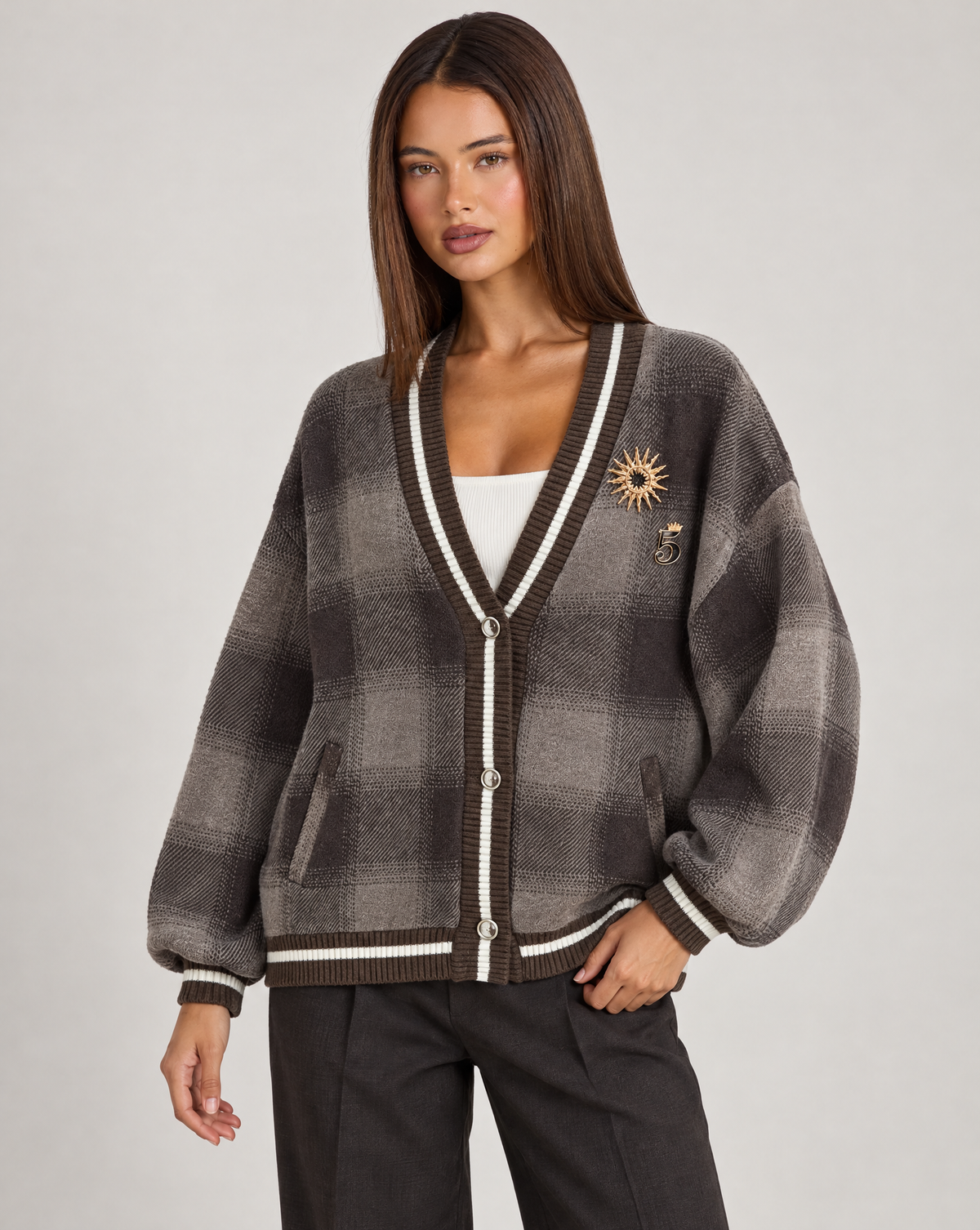 Cardigan giacca donna a quadri marrone indossato da Polly 4 - foto 2