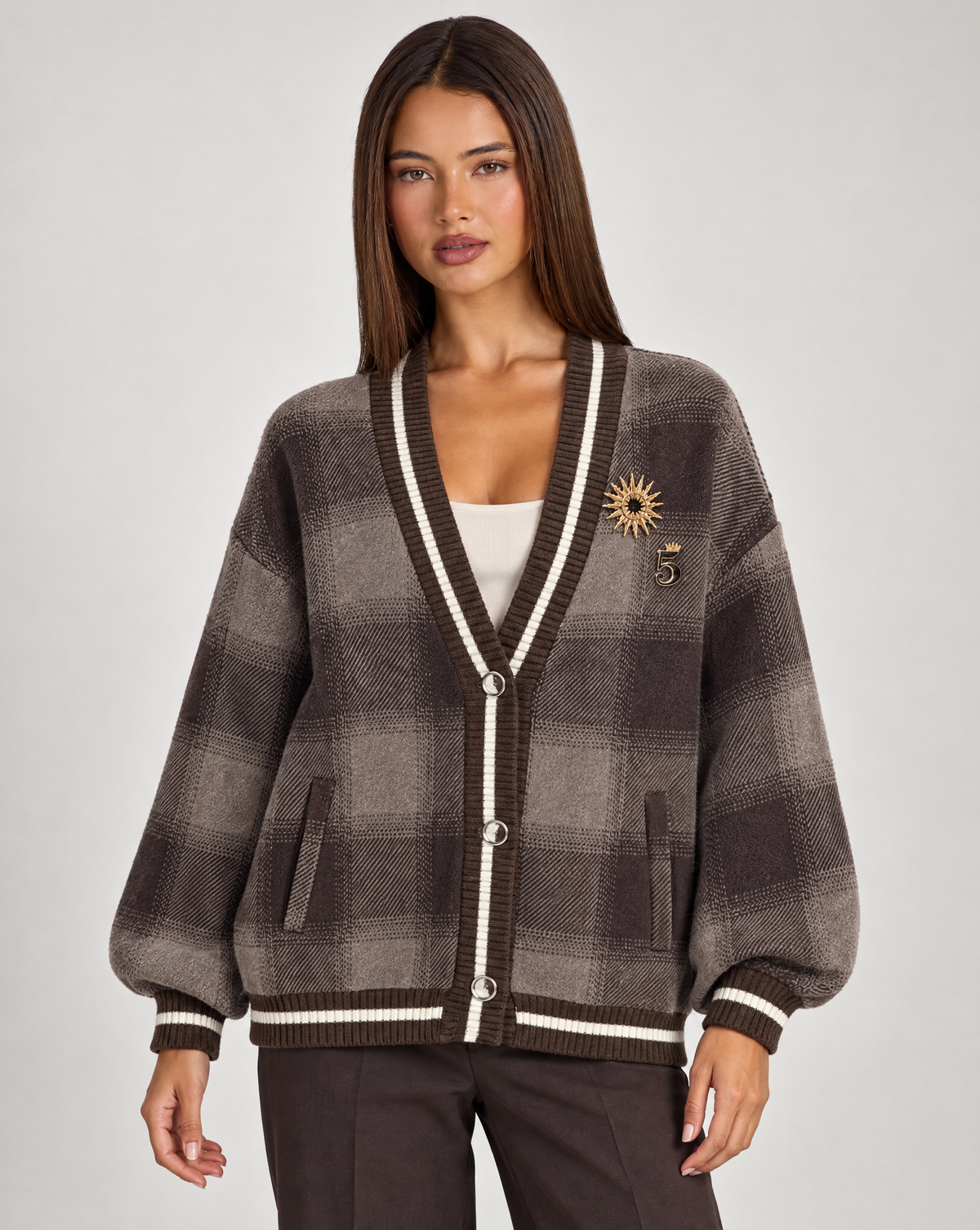 Cardigan giacca donna a quadri marrone indossato da Polly 4 - foto 3