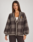 Cardigan giacca donna a quadri marrone indossato da Polly 4 - foto 3