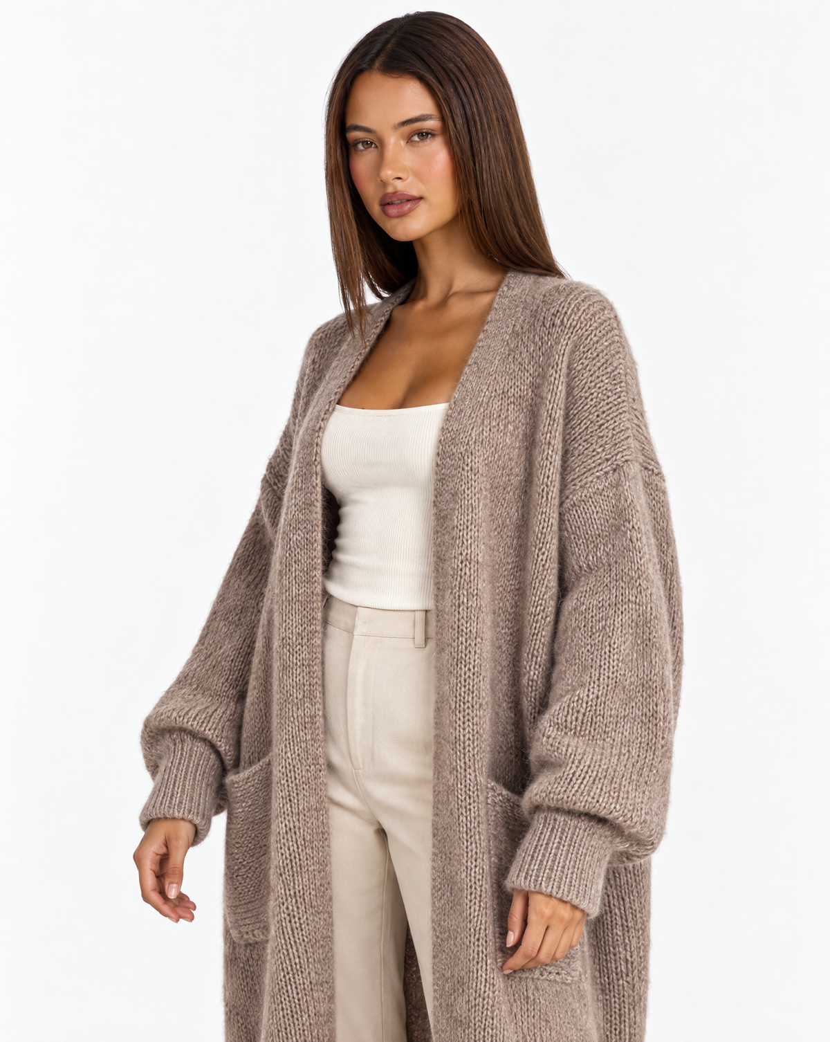 Cardigan lungo aperto con tasche in misto mohair e lana Beige con Polly 4 – primo piano parte superiore