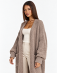 Cardigan lungo aperto con tasche in misto mohair e lana Beige con Polly 4 – primo piano parte superiore