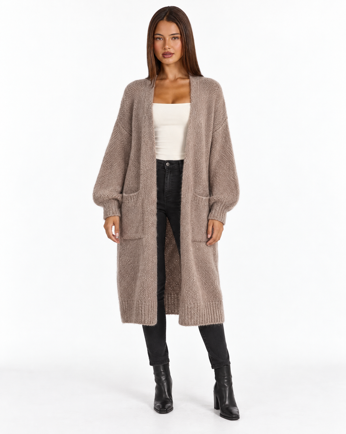Cardigan lungo con tasche in misto mohair e lana Beige indossato da Polly 4