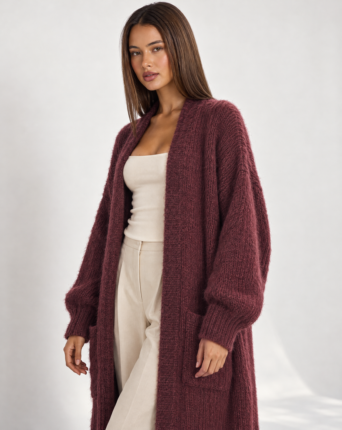 Cardigan lungo aperto con tasche in misto mohair e lana Bordeaux con Polly 4 – primo piano parte superiore