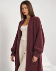 Cardigan lungo aperto con tasche in misto mohair e lana Bordeaux con Polly 4 – primo piano parte superiore