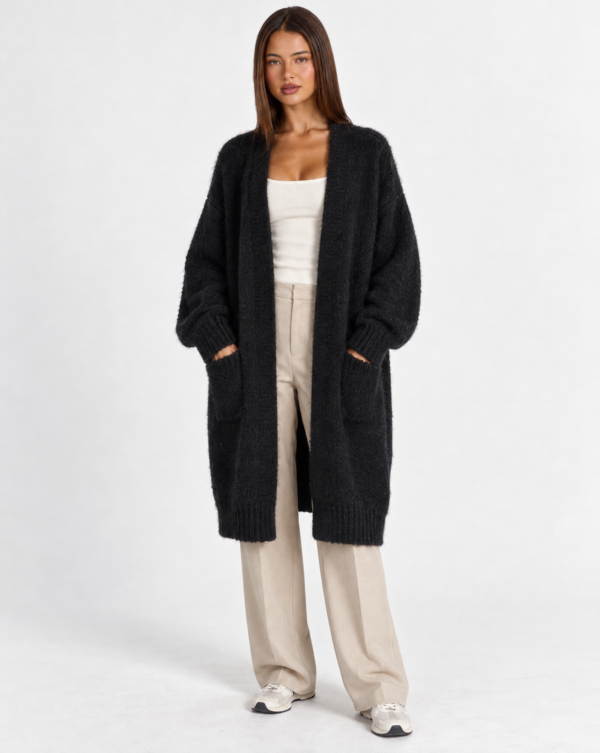 Cardigan lungo aperto con tasche in misto mohair e lana Nero indossato da Polly 4 – vista frontale