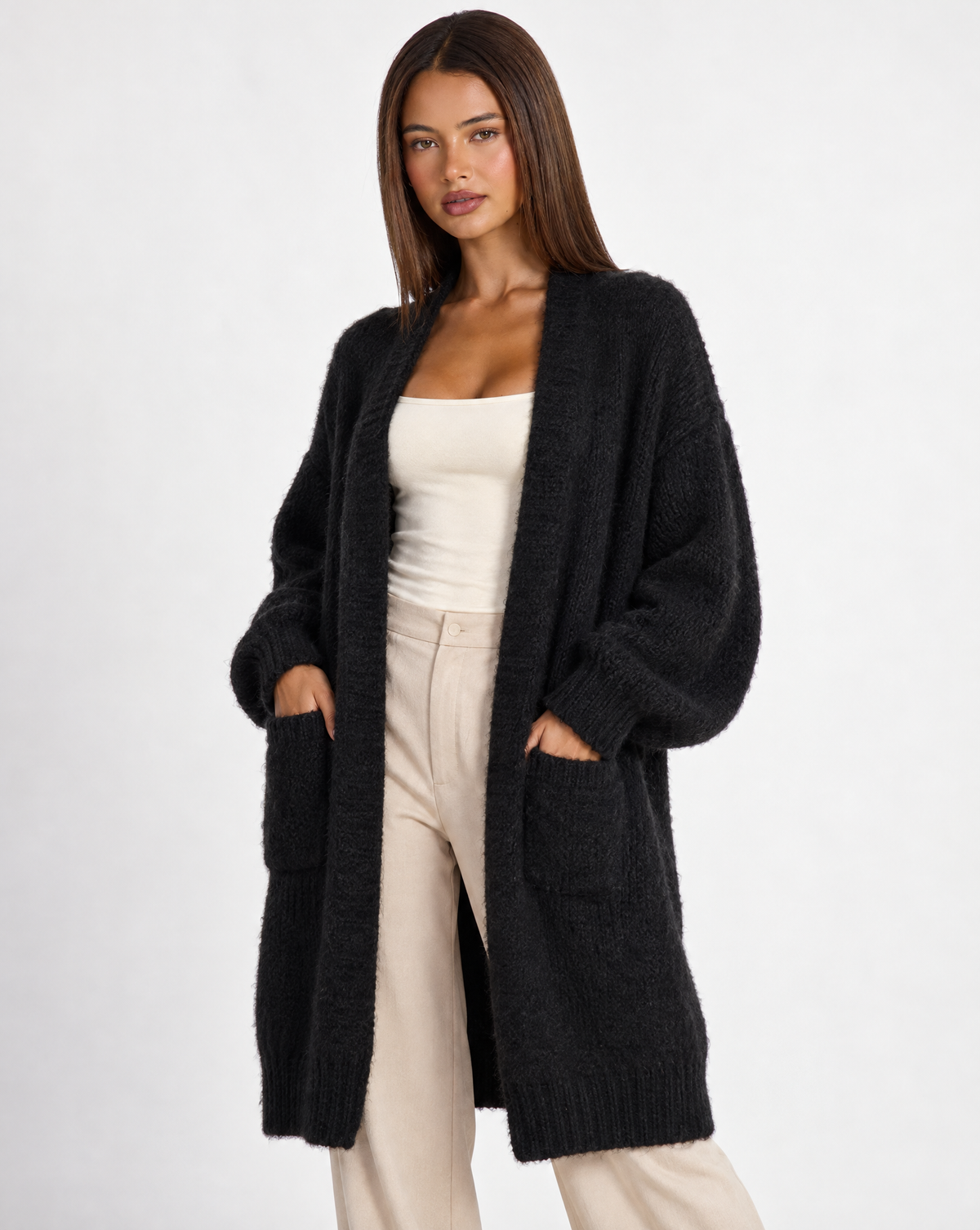 Cardigan lungo aperto con tasche in misto mohair e lana Nero indossato da Polly 4 – vista tre quarti