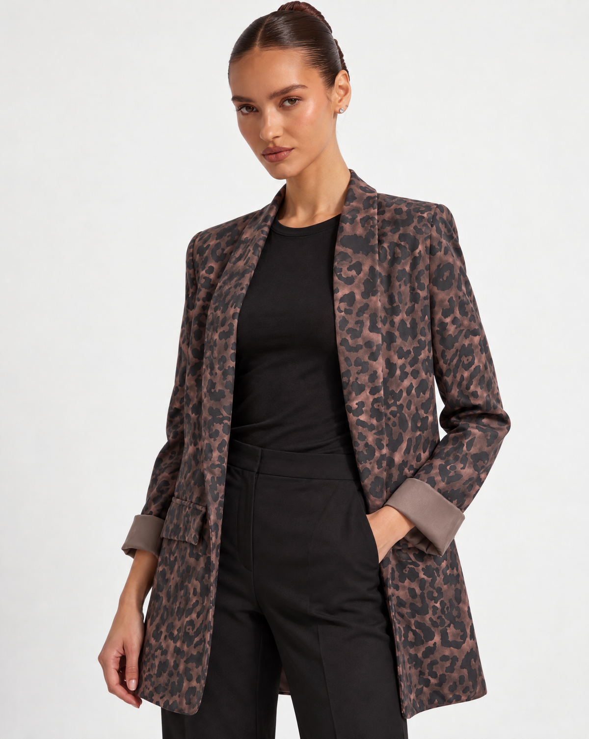 Cardigan donna leopardato marrone e nero con revers indossato da Polly 6 – dettaglio