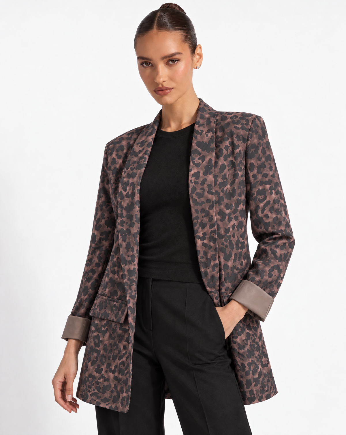 Cardigan donna leopardato marrone e nero con revers indossato da Polly 6 – tre-quarti