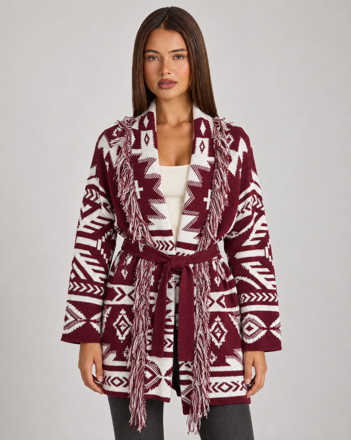 Cardigan lungo con frange e cintura bordeaux, indossato da Polly 4, vista frontale