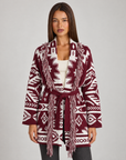 Cardigan lungo con frange e cintura bordeaux, indossato da Polly 4, vista frontale