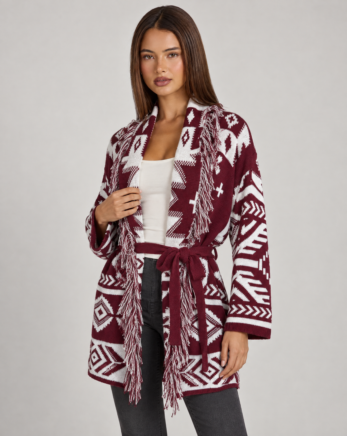 Cardigan lungo con frange e cintura bordeaux, indossato da Polly 4, vista di tre quarti