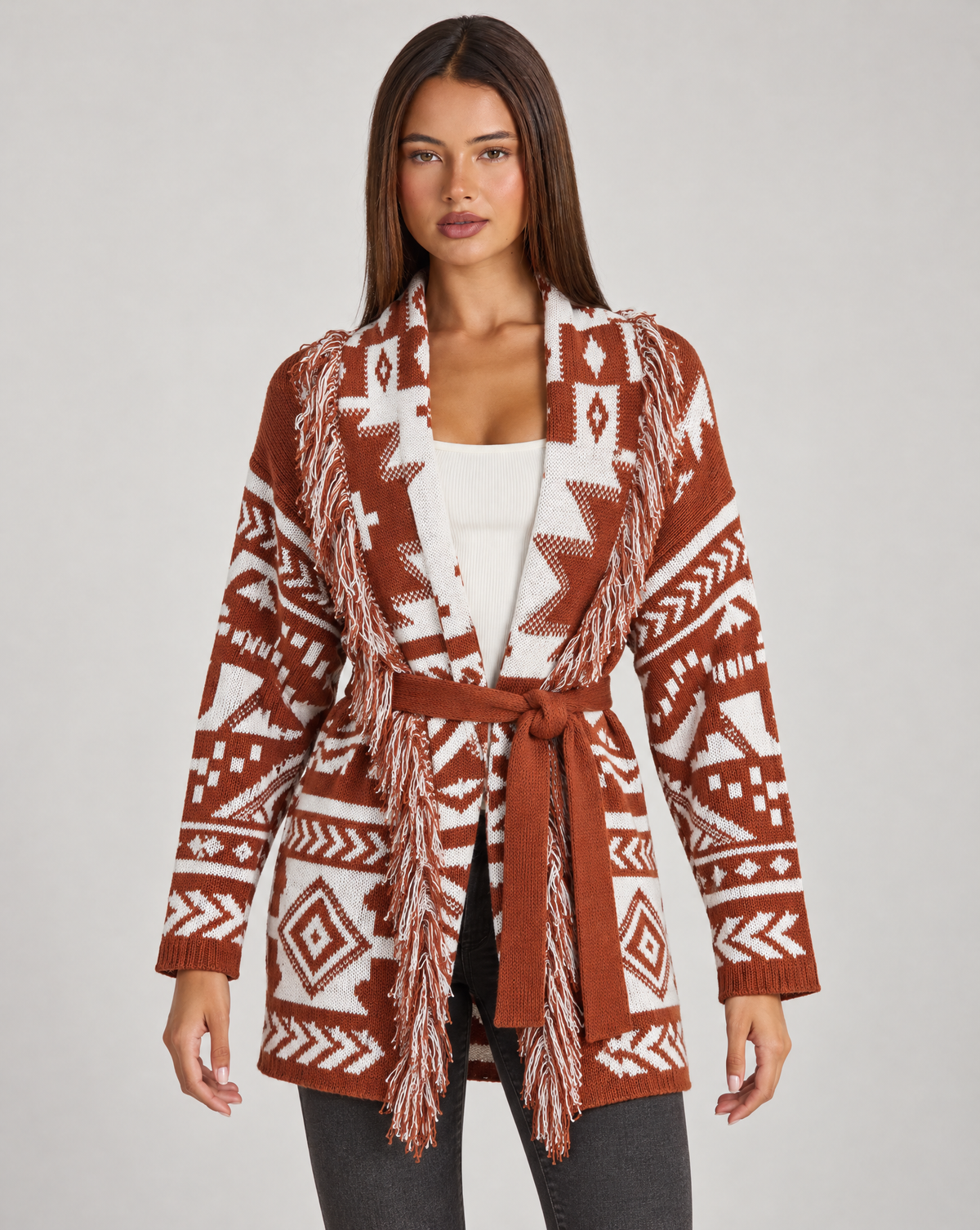 Cardigan lungo con frange e cintura coccio, indossato da Polly 4, vista frontale