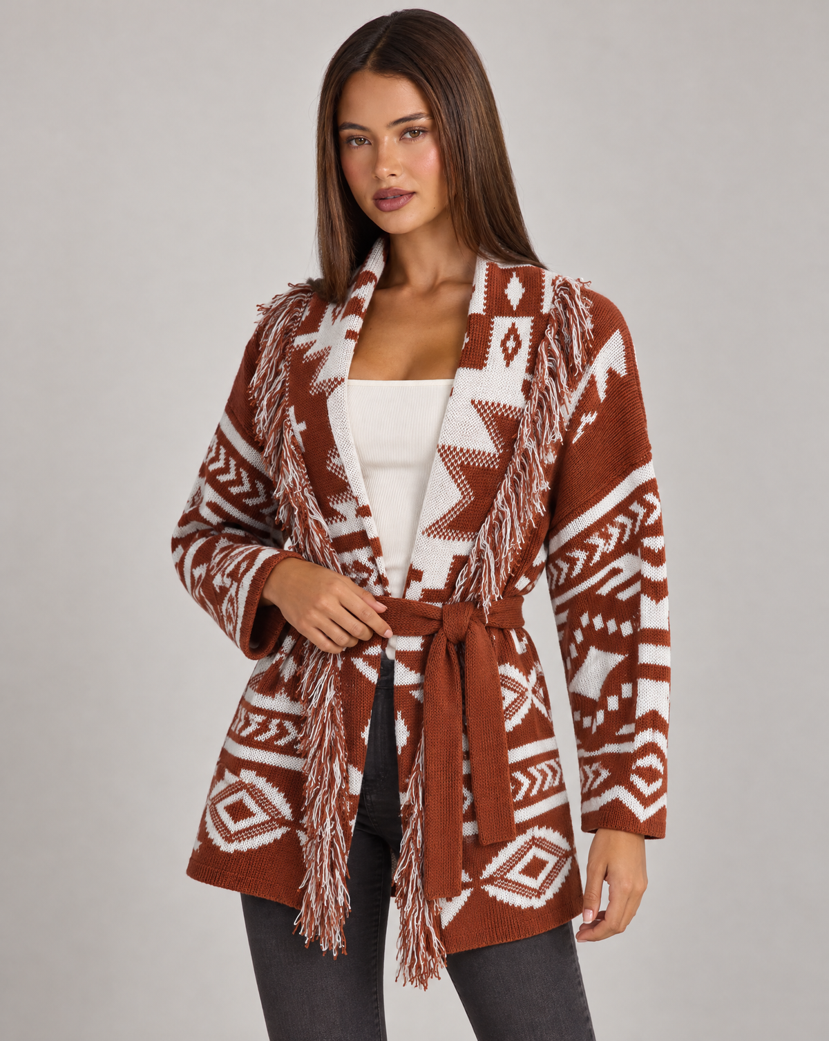 Cardigan lungo con frange e cintura coccio, indossato da Polly 4, vista di tre quarti