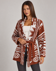 Cardigan lungo con frange e cintura coccio, indossato da Polly 4, vista di tre quarti
