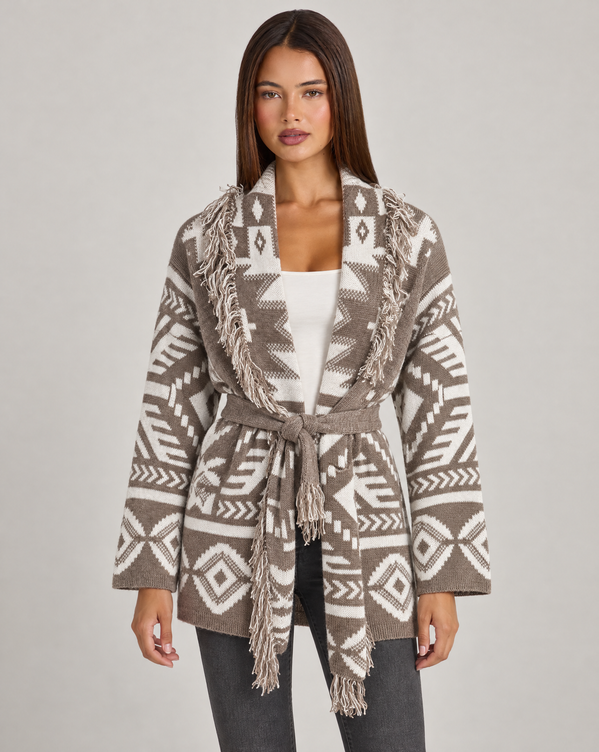 Cardigan lungo con frange e cintura fango, indossato da Polly 4, vista frontale
