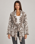 Cardigan lungo con frange e cintura fango, indossato da Polly 4, vista frontale