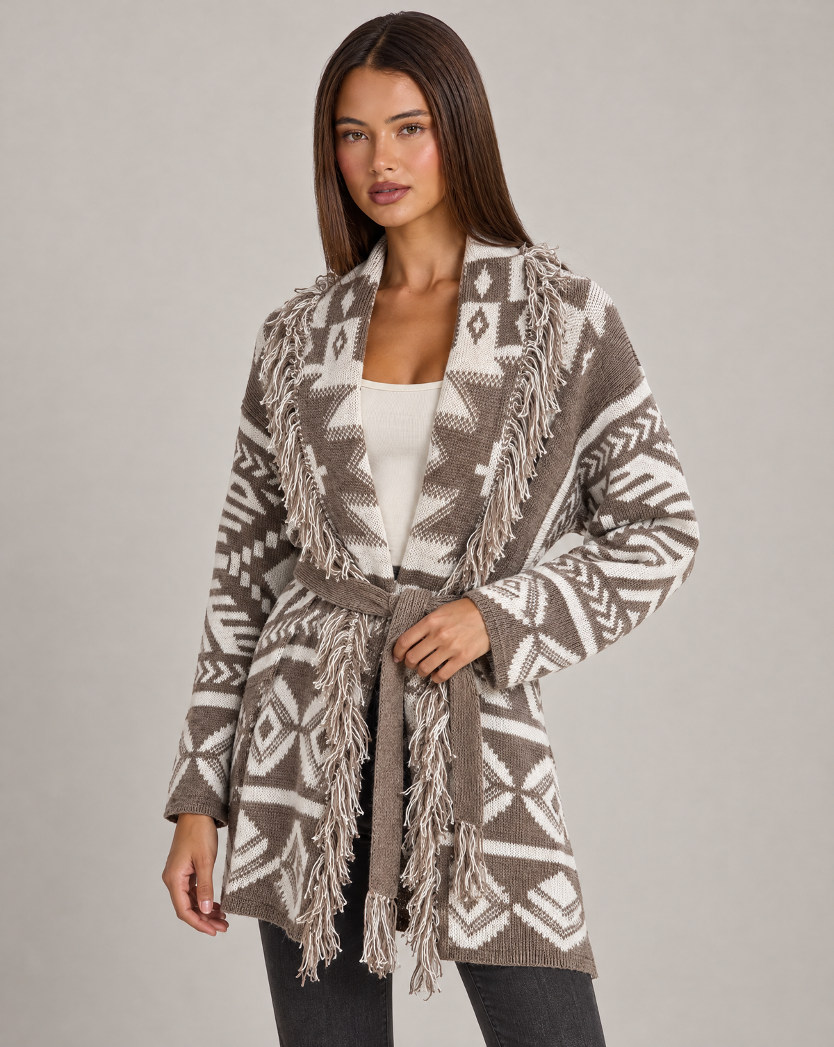 Cardigan lungo con frange e cintura fango, indossato da Polly 4, vista di tre quarti
