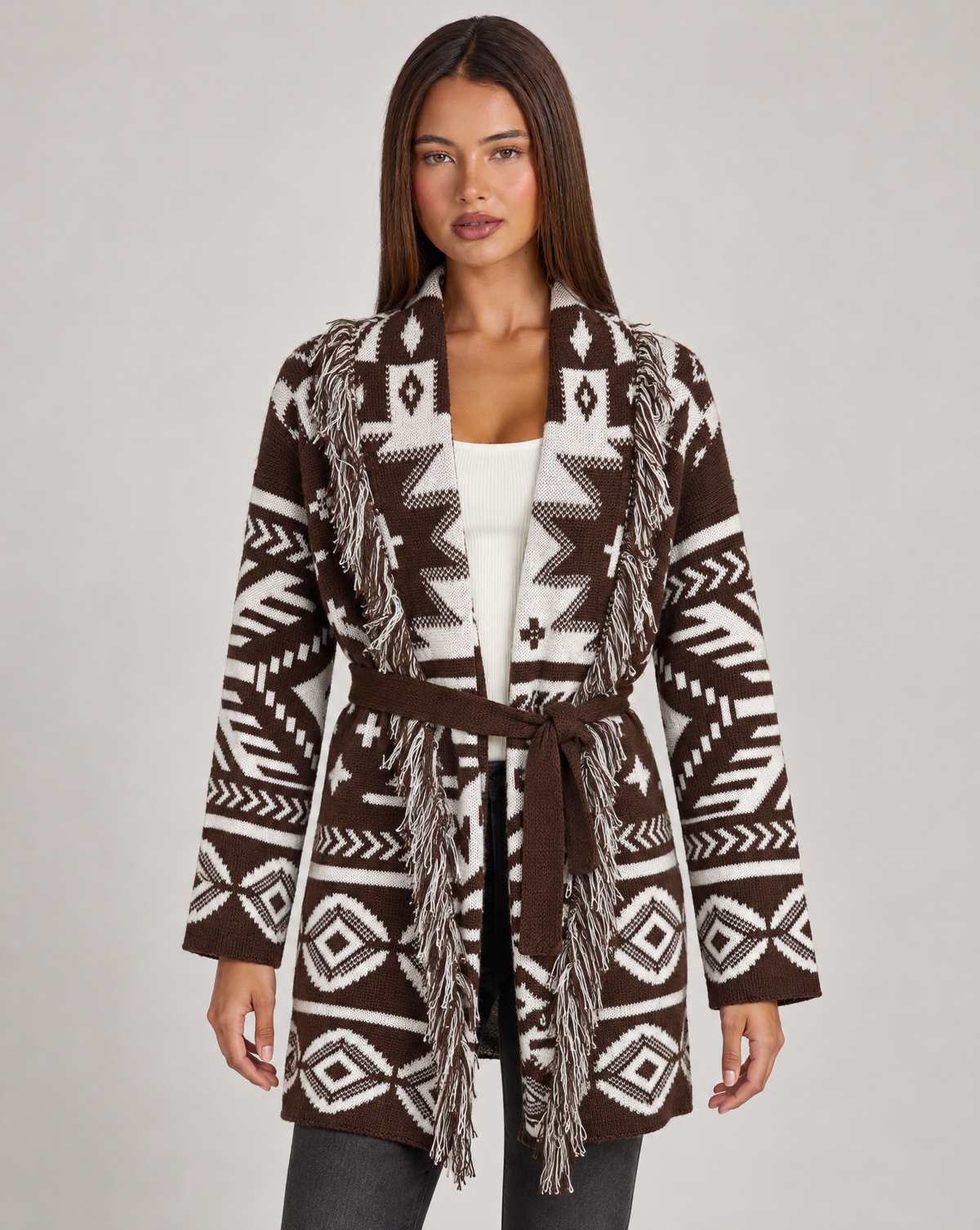 Cardigan lungo con frange e cintura marrone, indossato da Polly 4, vista frontale