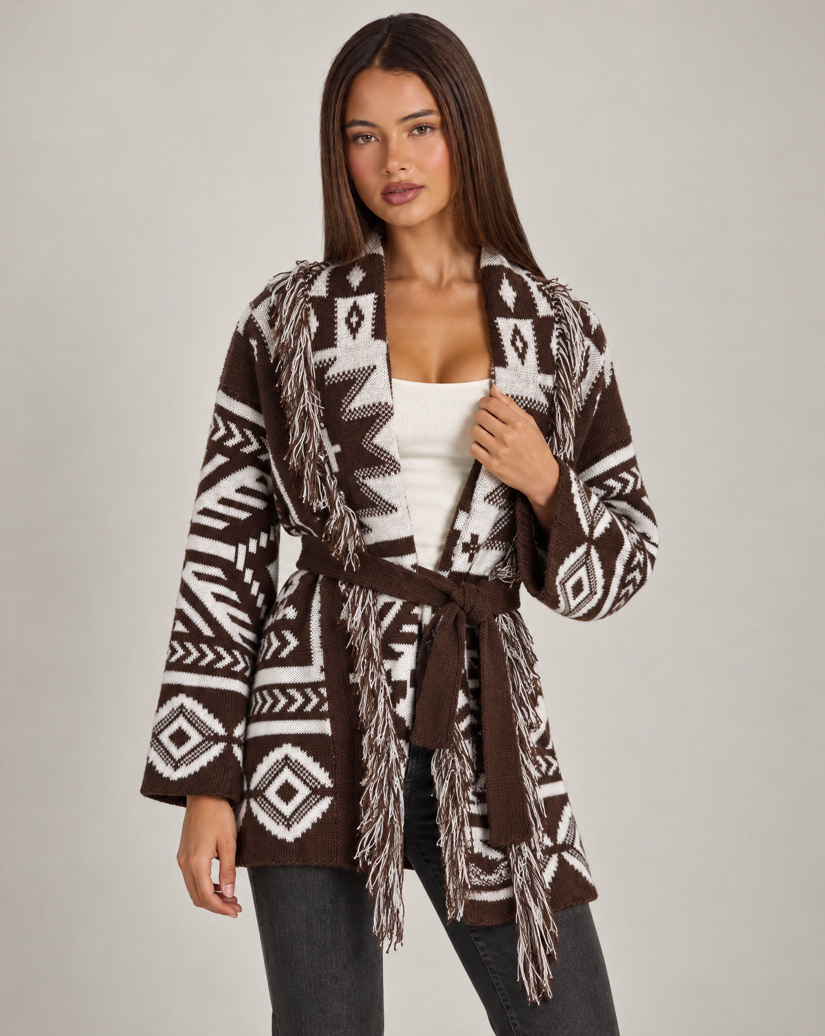 Cardigan lungo con frange e cintura marrone, indossato da Polly 4, vista di tre quarti