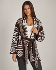 Cardigan lungo con frange e cintura marrone, indossato da Polly 4, vista di tre quarti