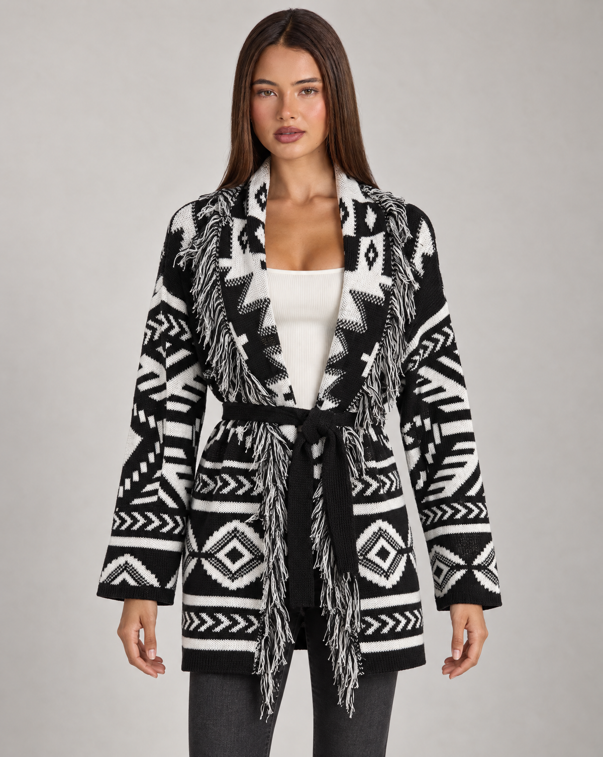 Cardigan lungo con frange e cintura nero, indossato da Polly 4, vista frontale