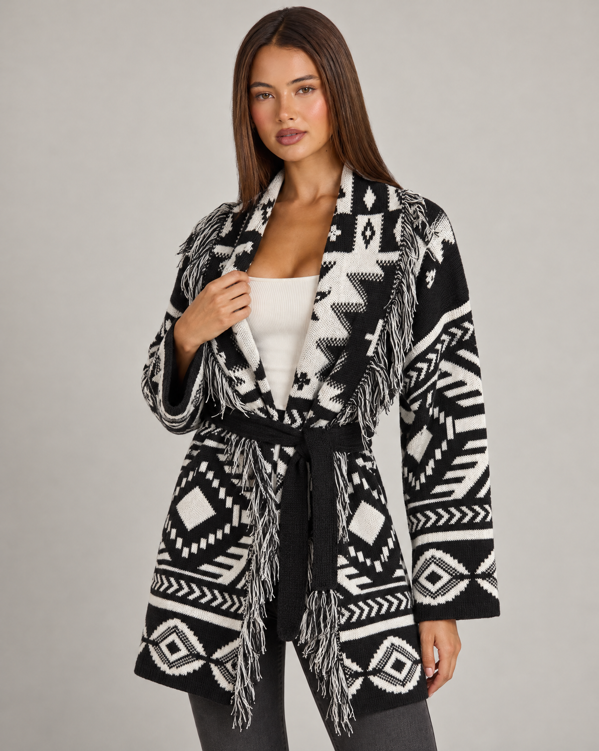 Cardigan lungo con frange e cintura nero, indossato da Polly 4, vista di tre quarti