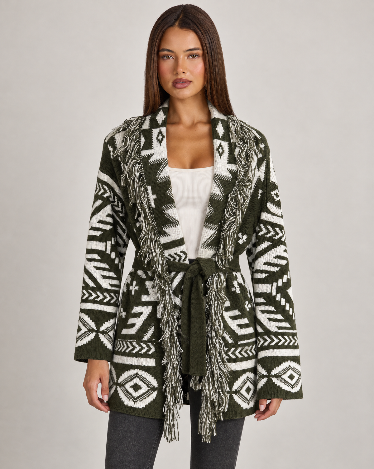 Cardigan lungo con frange e cintura verde, indossato da Polly 4, vista frontale