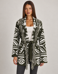 Cardigan lungo con frange e cintura verde, indossato da Polly 4, vista frontale