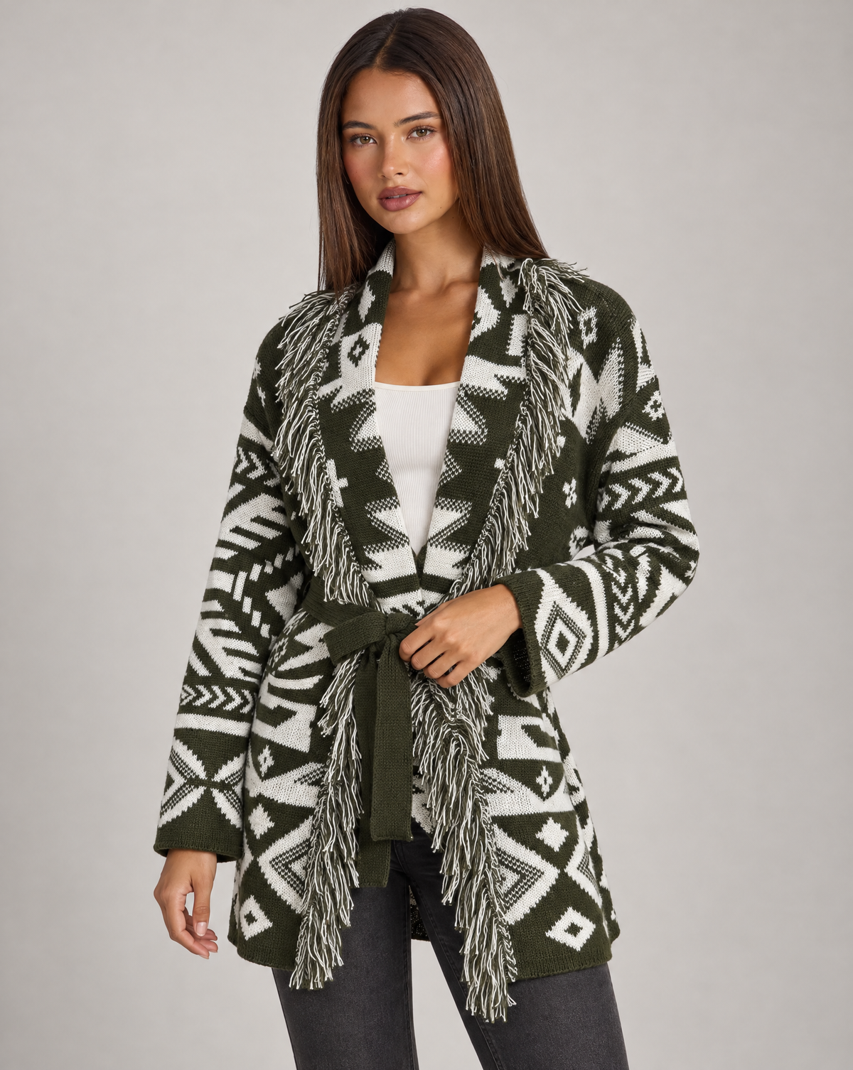 Cardigan lungo con frange e cintura verde, indossato da Polly 4, vista di tre quarti