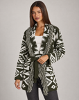 Cardigan lungo con frange e cintura verde, indossato da Polly 4, vista di tre quarti