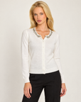 Cardigan donna bianco con collo gioiello e bottoni, Polly 7 - dettaglio dello scollo