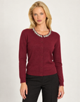 Cardigan donna bordeaux con collo gioiello e bottoni, Polly 7 - dettaglio dello scollo