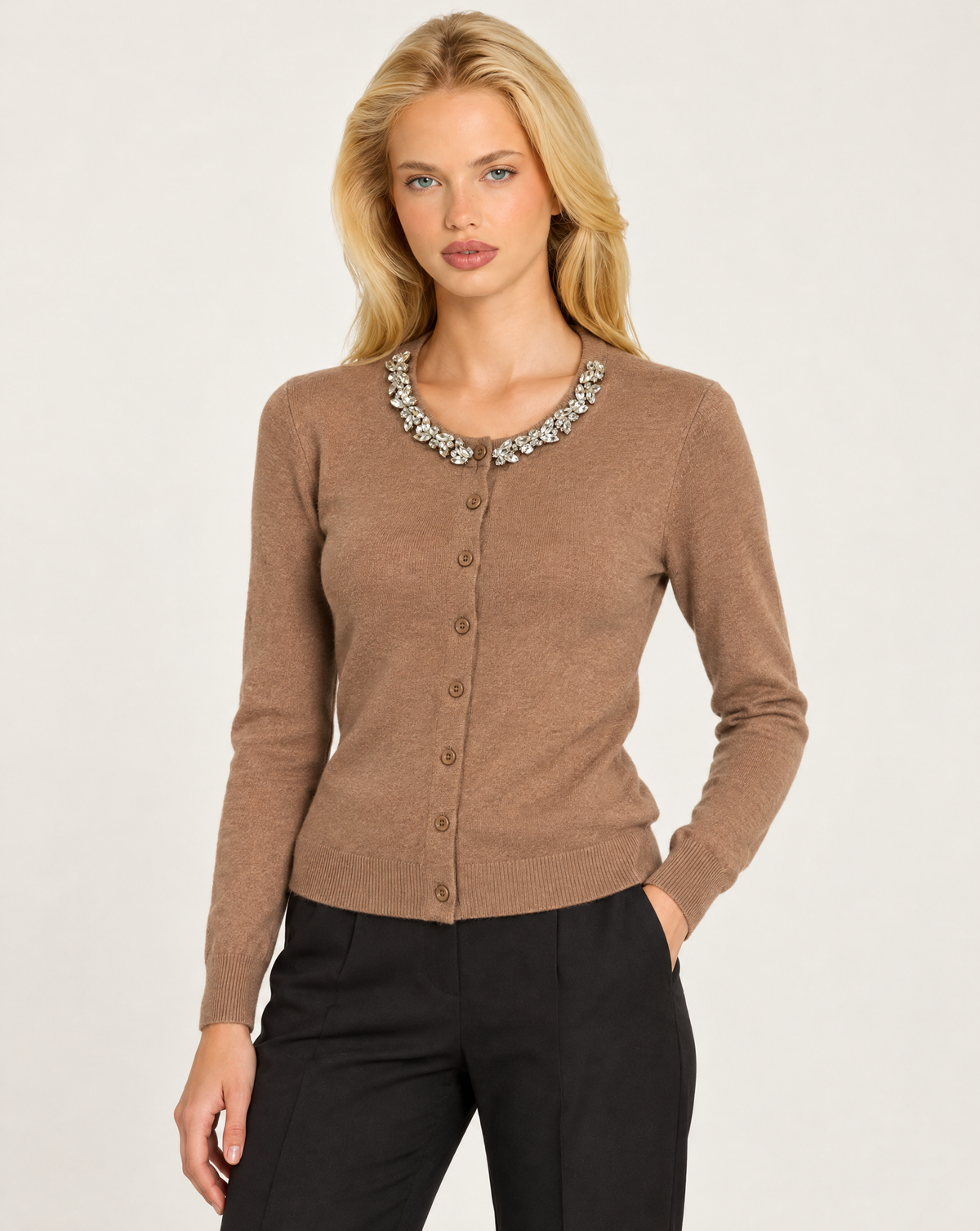Cardigan donna camel con collo gioiello e bottoni, Polly 7 - dettaglio dello scollo