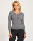 Cardigan donna grigio con collo gioiello e bottoni, Polly 7 - dettaglio dello scollo