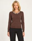 Cardigan donna marrone con collo gioiello e bottoni, Polly 7 - vista frontale