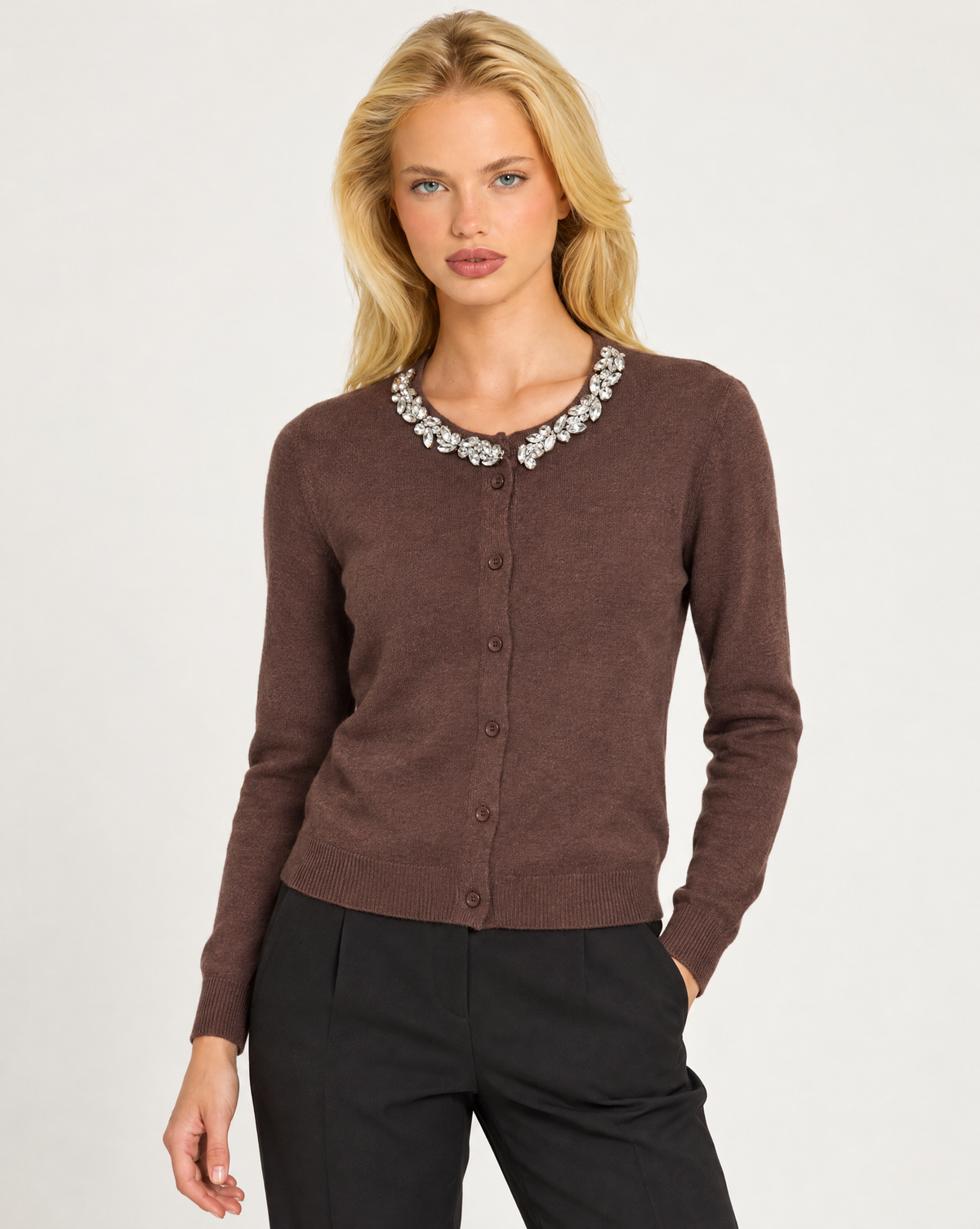 Cardigan donna marrone con collo gioiello e bottoni, Polly 7 - dettaglio dello scollo